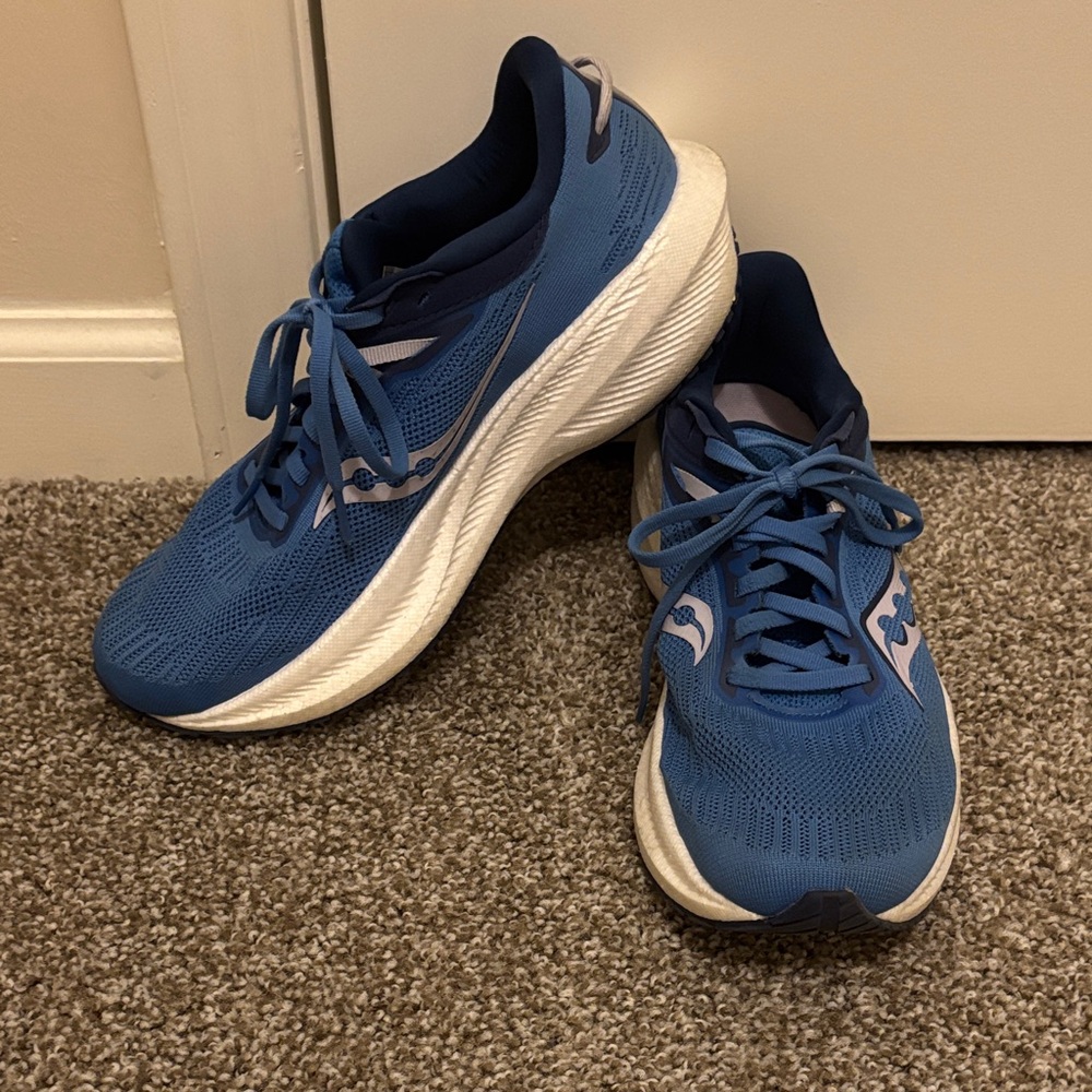 Saucony Triumph 21 (women’s 9.5)💙
